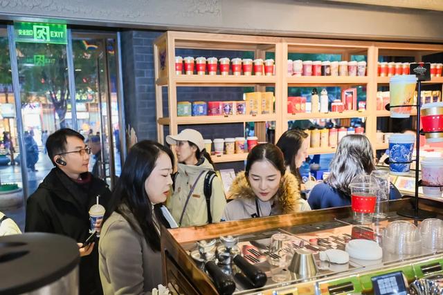 解锁中轴线隐藏玩法！中外体验官东城开启京味之旅→