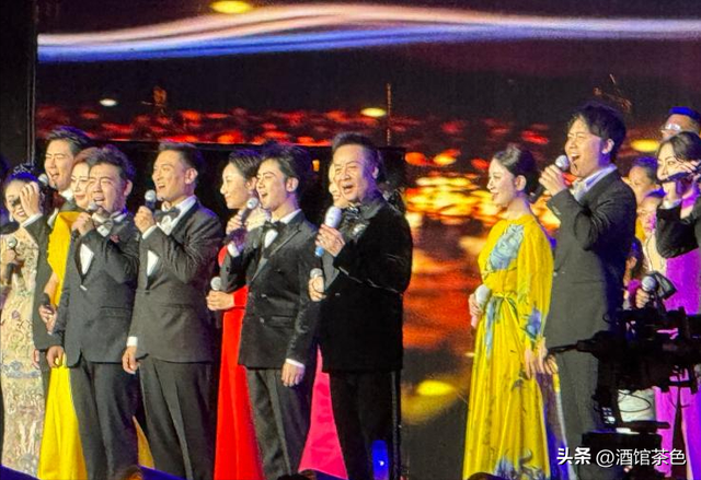 阎维文妻子现状：66岁驼背苍老瘦成皮包骨，夫妻差1岁像两代人