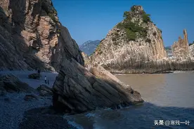 浙江发现一处奇景，成千上万根巨型石柱整齐地插在海面，世界罕见图片