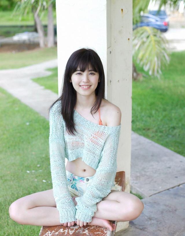 夏日阳光下她悄然出现，干净脸蛋透清纯，举手投足展美好