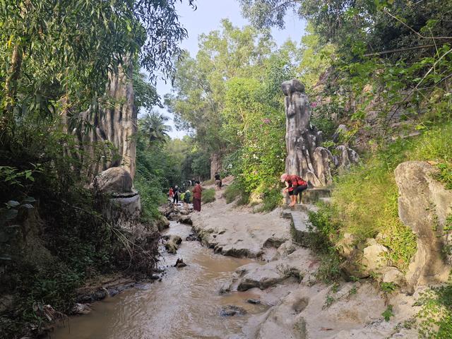 越南地导真会说，此时游越最当时，你在北方穿貂，我在越南露腰