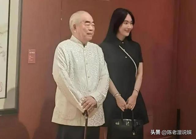 与女儿断绝关系不到3天，范曾担心的事发生了，小50岁娇妻受牵连