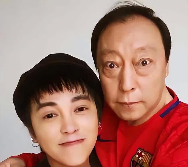 原来她是倪大红的妻子，难怪65岁还在内娱活跃，娶一个贤妻旺三代