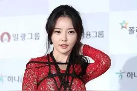 天呐！韩国女星韩世雅“五花大绑”着装引热议。网友:手法专业！图片