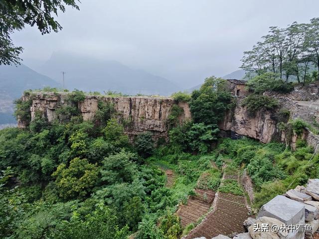 走遍石板岩之上坪菜家岩——北太行天路俯观桃花谷停车场最佳地