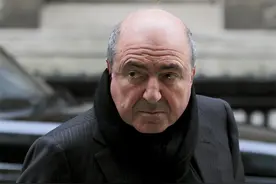 寡头之首别列佐夫斯基，与普京缠斗13年，死前：希望能回俄罗斯图片