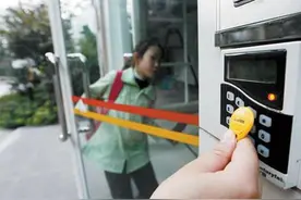 门禁卡花10块钱5秒复制，封闭小区随便进！你家小区还安全吗？图片