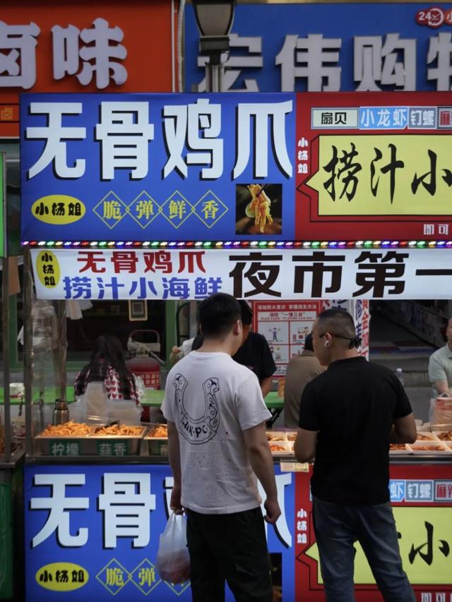 乌鲁木齐的劳动街，是由小炒、烧烤和夏夜晚风组成的