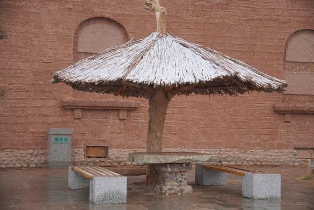 敦煌阳关迎来2025年初冬的第一场雪