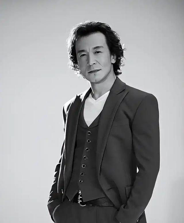 时隔多年李咏死因被揭开，妻子哈文道破真相，难怪选择葬身美国