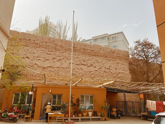 新疆喀什百年遗迹“太低调”！藏在停车场与小区间，还和机场同名
