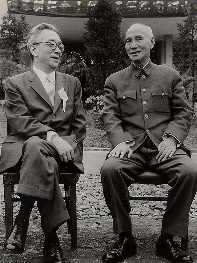 蒋介石临终前告诉蒋经国：我这一生只敬佩一人，畏惧两人!