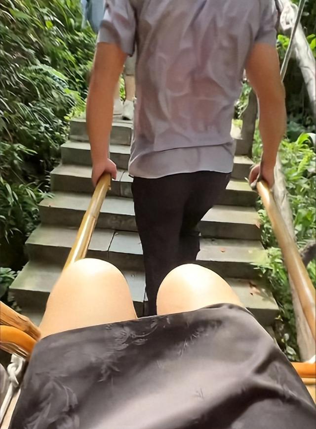 女子花800雇轿子上山，却不好意思坐，轿夫的举动让人意外