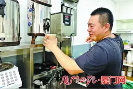 厦门咖啡饮品店中忙碌着的残障人士，在努力工作中传递爱和温暖图片