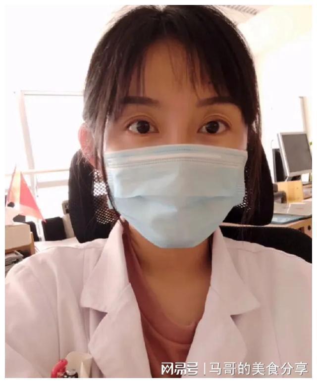 医生的发型有多重要，哈哈哈哈换个发型立马变成了很有经验的样子