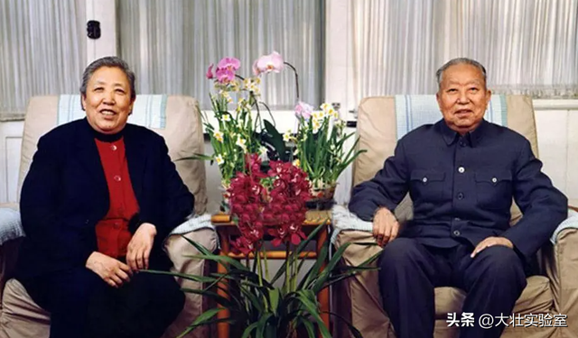 华国锋夫人韩芝俊有多美？1961年全家在长沙留影，30岁她端庄贤惠