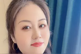 餐饮店老板娘，风姿绰约，韵味十足！图片