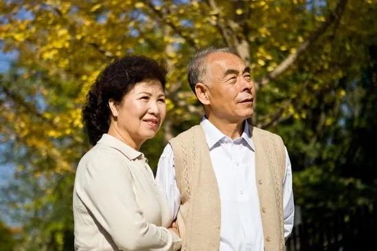 古话说:"五十看腿，六十看耳，七十看命":人的相貌，其实大有学问