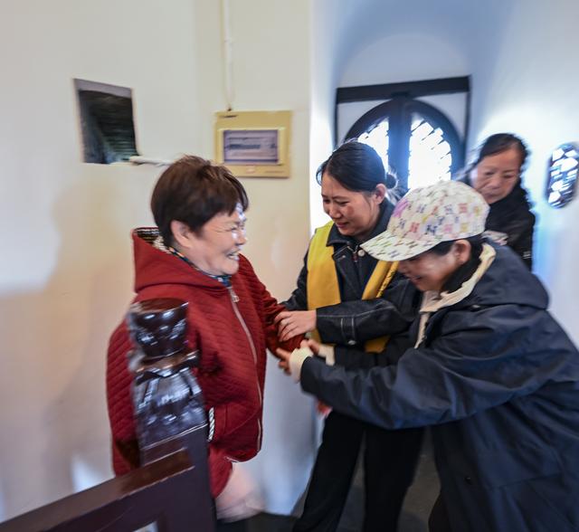 秋爽登文峰 塔下聚宾朋