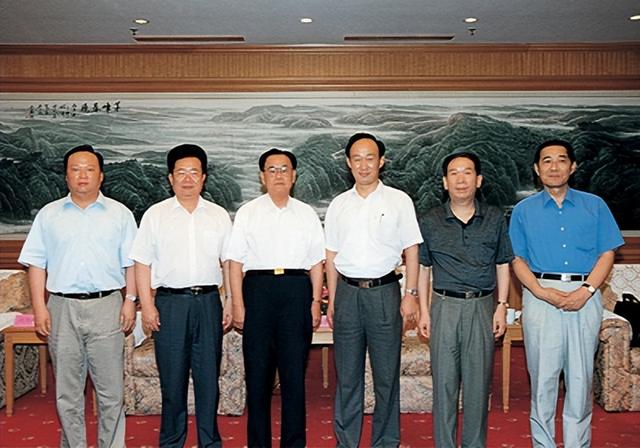 他是华国锋的接班人一心为国操劳，晚年回到家乡当农民