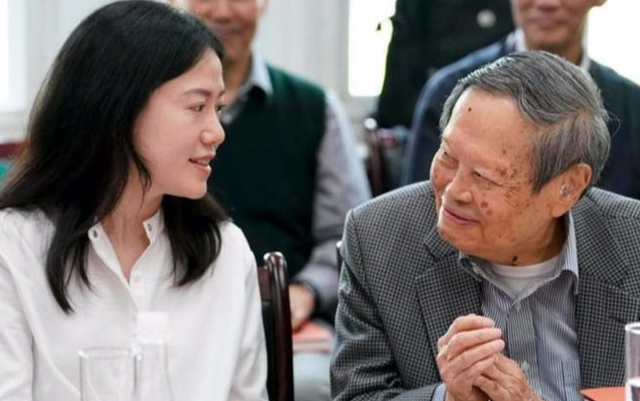 没想到，杨振宁去世后	，49岁妻子翁帆，竟因一个动作实现口碑暴涨