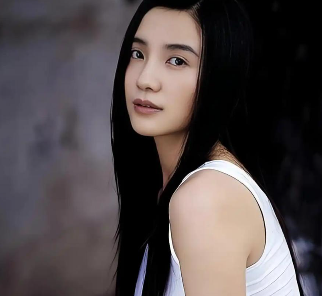 陪睡上位、知三当三？刚拿金鸡奖影后的宋佳，私生活传闻有多离谱