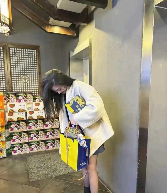 大环境下生活不易主持人齐彤彤吃饭也要穿黑丝拍照擦边