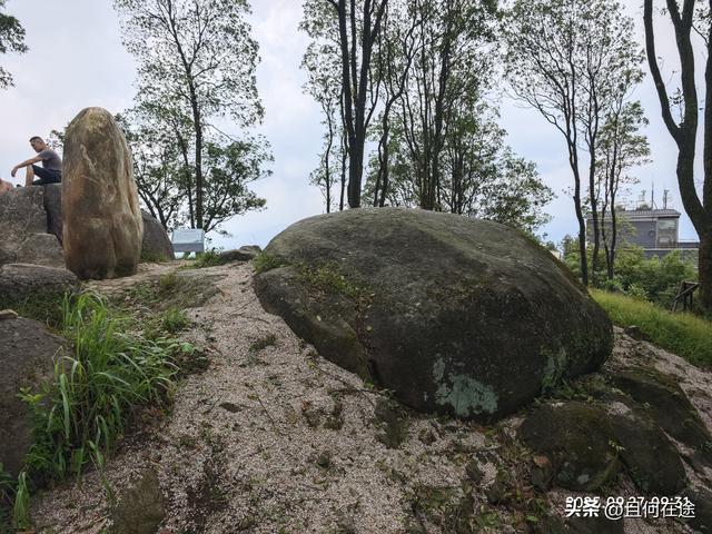 帽峰⼭:山顶有广州最古老岩石，这里红叶，为何在9月就如此红艳？