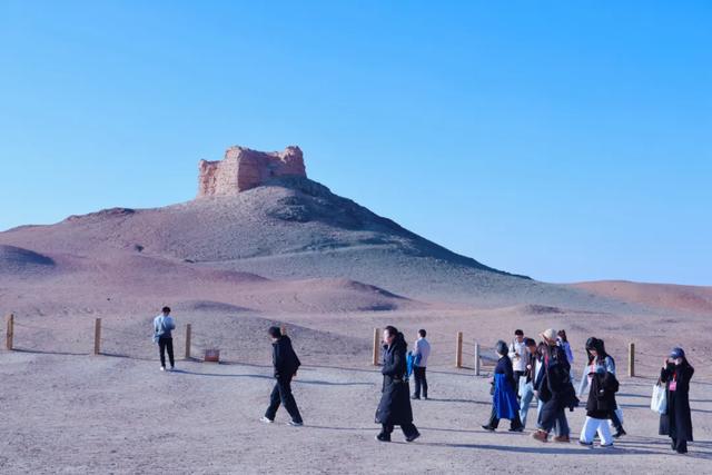 第六届丝绸之路与敦煌历史文化学术研讨会与会嘉宾赴阳关实地考察
