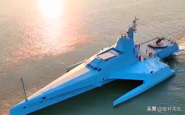 不堆航母拼巧劲，中国武库舰两条奇路，60 枚导弹饱和攻击防不住