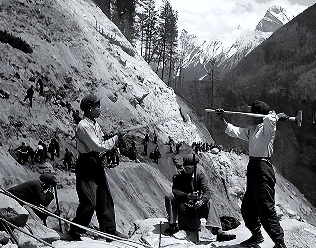 川藏线上的司机为何总要点烟扔出窗外？藏民：扔烟的都是聪明人