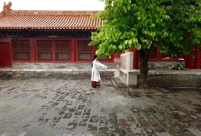 古代宫女最难以忍受的事，不是半夜不能睡，而是侍候主子时憋不住