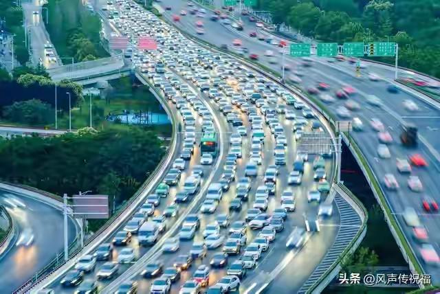 凌晨五点的“聪明人”：一场精心计算的错峰出行为何依旧堵在路上
