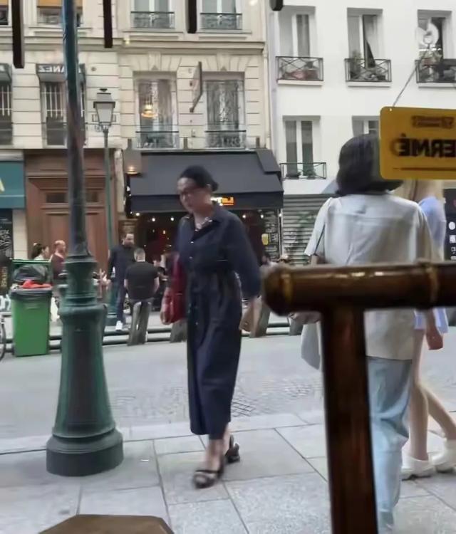 金星在法国街头被偶遇，58岁开始发福馒化，看上去越来越像男的了