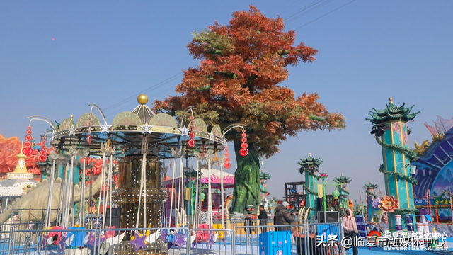 花仙藏河州韵，恐龙述亿年史！花开临夏不夜城景观，藏着独属于花都临夏的“精彩故事 文化浪漫”～