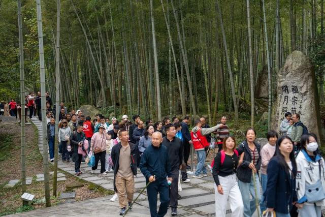 明月山进入秋冬旅游旺季，3000人旅行团畅游山水美景！