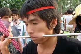 银棒穿腮无血出！海南穿杖背后：科学奇迹还是江湖骗术？图片