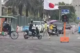 温州街头：女子高举日本国旗招摇过市，畅通无阻，竟没人制止？图片