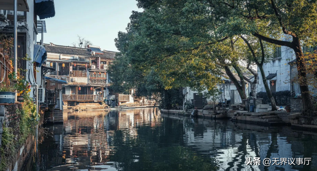 资本狂炒古镇热，商铺扎堆无个性，真实烟火气难寻
