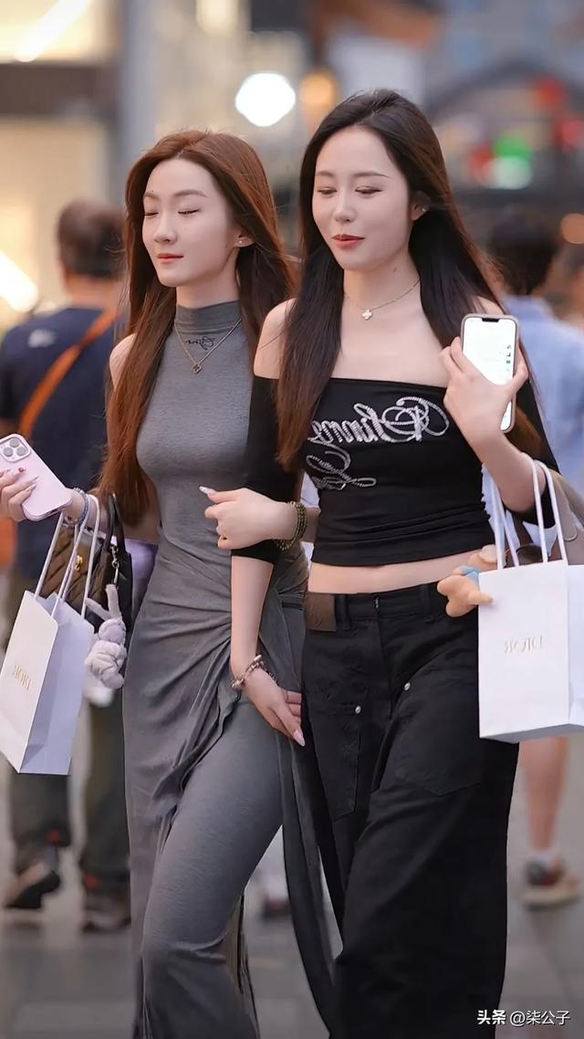 重庆街头美女，路边大爷看的都挪不开脚了