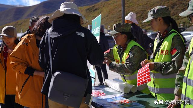 国庆中秋假期第三天，莲宝叶则景区迎来客流小高峰