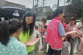 西安市民政局开展伴读妈妈后备箱主题活动图片