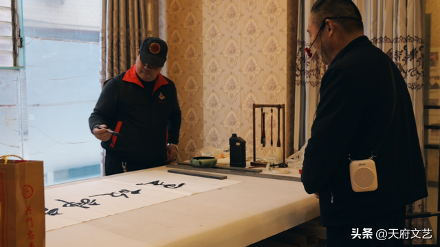 巴蜀艺术名家谢燕平考察二郎神故里文化研究专家组