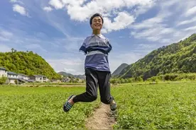 无臂男子靠双脚生活，卖土豆百万粉丝。他的故事让人泪目图片
