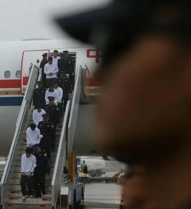 又揪出来一个巨贪，金额高达9.7亿，首富夫人郝斌跨境逃亡失败了