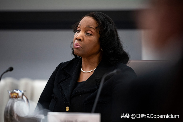 特朗普向装修工人扔“红帽子”