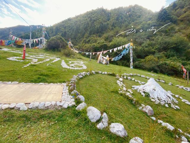 西藏昌都有个神奇道场：就在317国道旁，在此打坐能感应全世界？