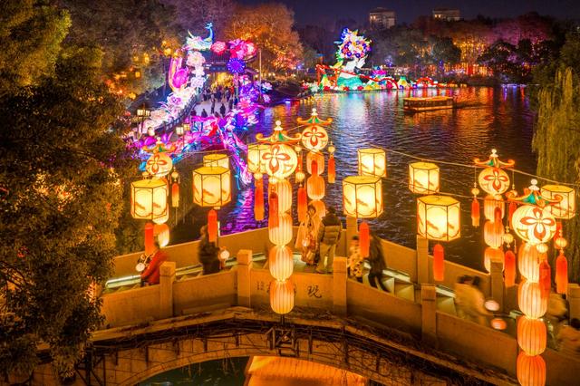 40届秦淮灯会来啦！桨声灯影里，又见金陵不夜天