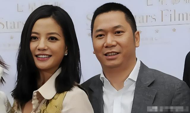 落毛的凤凰不如鸡？前途尽毁、家也散了，但好在赵薇还有一个靠山