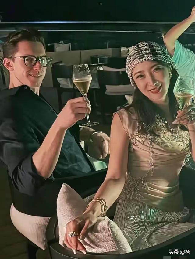 39岁许婧与外籍男友在沙特庆生，两人大秀恩爱照和健美身材！
